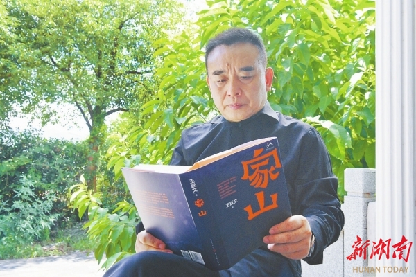 9月20日，王躍文在家中閱讀。