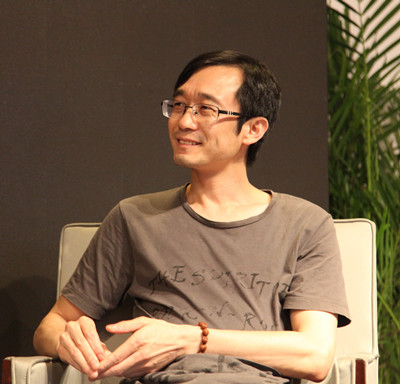 黃德海，《思南文學(xué)選刊》副主編，中國(guó)現(xiàn)代文學(xué)館特聘研究員。著有《世間文章》《詩(shī)經(jīng)消息》《書到今生讀已遲》《馴養(yǎng)生活》等。曾獲第八屆“唐弢青年文學(xué)研究獎(jiǎng)”、第十七屆“華語(yǔ)文學(xué)傳媒盛典·年度文學(xué)評(píng)論家”、第三屆“山花文學(xué)雙年獎(jiǎng)·散文獎(jiǎng)”。