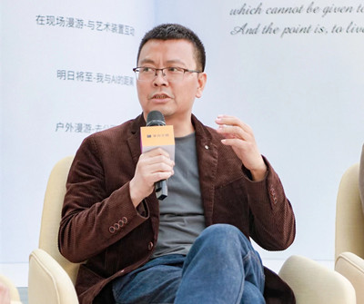 李宏偉，四川江油人，現(xiàn)居北京。著有詩(shī)集《你是我所有的女性稱謂》，長(zhǎng)篇小說(shuō)《國(guó)王與抒情詩(shī)》《灰衣簡(jiǎn)史》《引路人》，小說(shuō)集《假時(shí)間聚會(huì)》《暗經(jīng)驗(yàn)》《雨果的迷宮》等。曾獲郁達(dá)夫小說(shuō)獎(jiǎng)、吳承恩長(zhǎng)篇小說(shuō)獎(jiǎng)、十月文學(xué)獎(jiǎng)等獎(jiǎng)項(xiàng)，作品入選收獲文學(xué)榜、揚(yáng)子江評(píng)論文學(xué)榜等榜單。