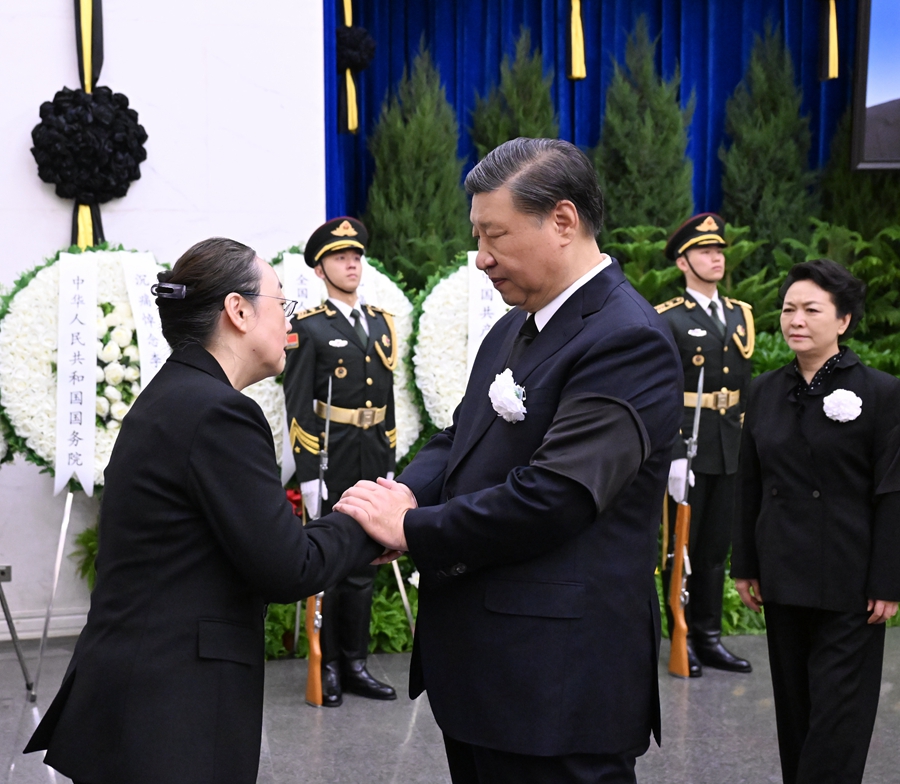 11月2日，李克強同志遺體在北京八寶山革命公墓火化。習近平、李強、趙樂際、王滬寧、蔡奇、丁薛祥、李希、韓正等前往八寶山送別，胡錦濤送花圈表示哀悼。這是習近平與李克強親屬握手，表示深切慰問。 新華社記者 謝環(huán)馳 攝