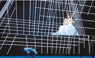 　“未來音樂會”上，作品《方圓》由演奏家演奏中阮，結合機器狗運動，融合AI和計算機音樂等技術。 　　本報記者 林子涵攝