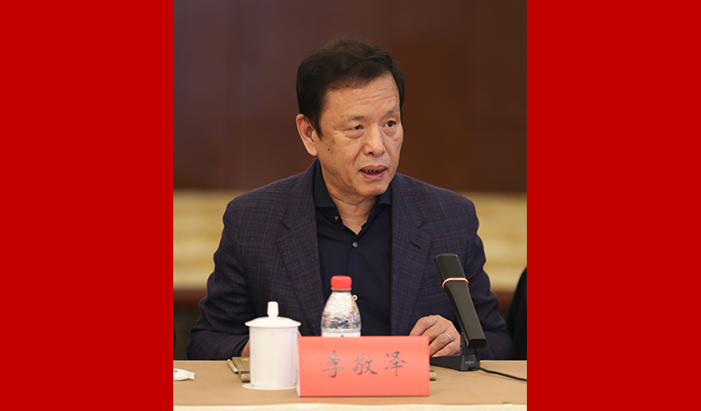中國作協(xié)黨組成員、副主席、書記處書記李敬澤主持會議