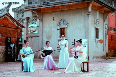 福建省晉江市南音藝術(shù)團(tuán)把南音藝術(shù)帶到群眾中間。受訪者供圖