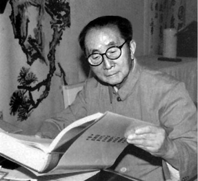 學(xué)人小傳  呂驥（1909—2002），湖南湘潭人，音樂理論家、作曲家、社會活動家。曾三次考入上海國立音樂專科學(xué)校，均因生活或政治原因輟學(xué)。1931年加入左翼劇聯(lián)，其后組織業(yè)余合唱團，推動救亡歌詠運動，發(fā)起成立歌曲研究會，培養(yǎng)了一批青年作曲家。1937年在北平、綏遠等地開展抗日救亡歌詠活動，10月赴延安，任魯藝音樂系主任。1949年后任中央音樂學(xué)院黨委書記、副院長，中國音樂家協(xié)會第一、二、三屆主席（1949—1985）。1985年當選為國際音樂理事會名譽會員。除音樂創(chuàng)作外，還進行民族音樂的整理與理論研究，主要論著有《中國新音樂的展望》《中國民間音樂研究提綱》《〈樂記〉理論新探》《呂驥文選》等，編有《新音樂運動論文集》。作者供圖