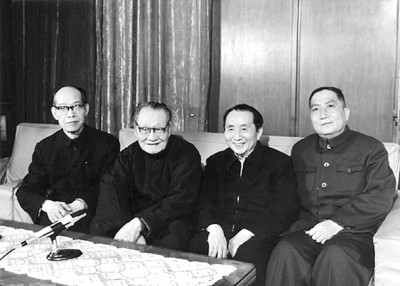 1987年，呂驥（右2）與文藝家鐘敬文（左2）、賈芝（左1）、羅揚在一起。作者供圖