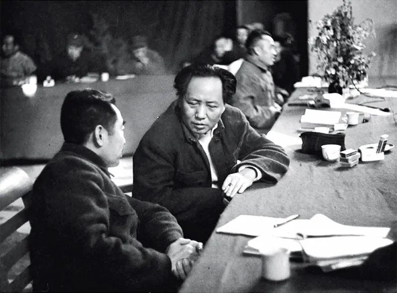 1945年召開的黨的七大，確立毛澤東思想為黨的指導(dǎo)思想，使全黨在思想上政治上組織上達(dá)到空前統(tǒng)一和團(tuán)結(jié)。圖為毛澤東、周恩來、朱德同志在七大主席臺上。 新華社發(fā)