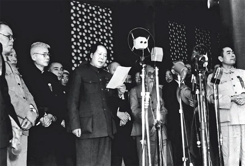 1949年10月1日下午3時，開國大典在天安門廣場隆重舉行。毛澤東同志莊嚴(yán)宣告：“中華人民共和國中央人民政府今天成立了?！?新華社發(fā)