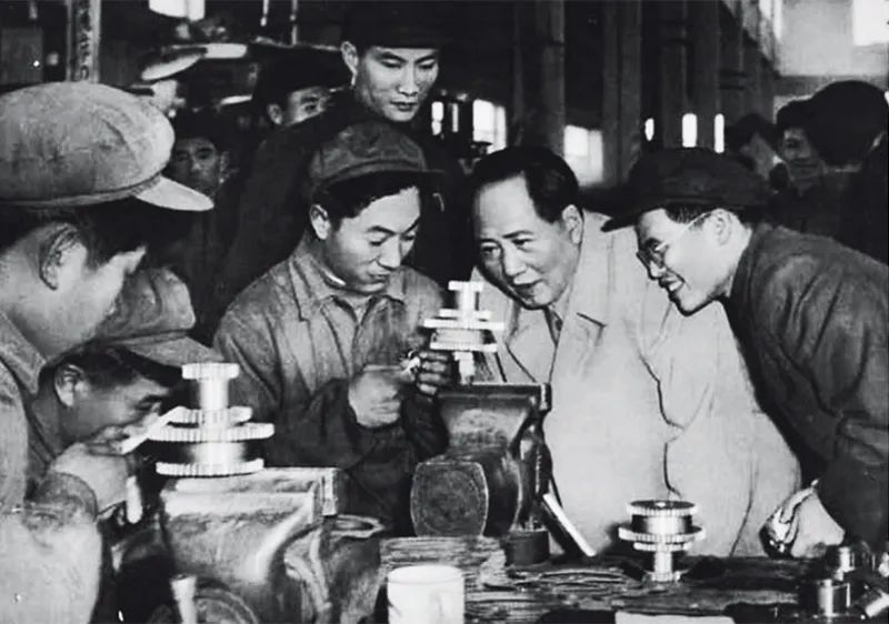 毛澤東同志作為中國現(xiàn)代化事業(yè)的開拓者，一生都在為中國這樣一個古老的東方大國實現(xiàn)現(xiàn)代化而上下求索，建立了不朽功勛。圖為1956年，毛澤東同志視察天津拖拉機(jī)廠（資料圖片）。