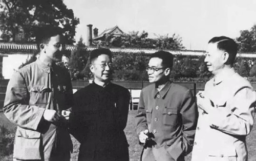 華羅庚（左一）、老舍（左二）、梁思成（右二）、梅蘭芳（右一）的合影