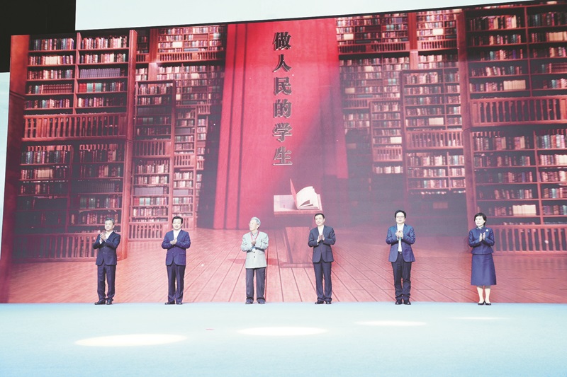 在湖南益陽(yáng)舉行的以“做人民的學(xué)生”為主題的中國(guó)作協(xié)“作家活動(dòng)周”暨中國(guó)作家“益陽(yáng)文學(xué)周”開幕式現(xiàn)場(chǎng)。