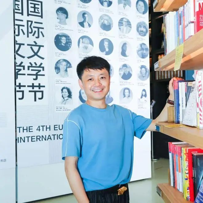 楊慶祥，1980 年生。詩人、批評家。博士，中國人民大學(xué)文學(xué)院副院長、教授、博士生導(dǎo)師。主要作品有批評集《80 后，怎么辦？》《新時代文學(xué)寫作景觀》，詩集《我選擇哭泣和愛你》《世界等于零》，隨筆集《一種模仿的精神生活》等。