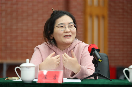 自由發(fā)言環(huán)節(jié)，“兩新”作家們暢所欲言、熱烈討論