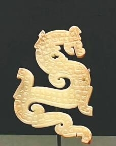 戰(zhàn)國龍形玉飾。 海南日?qǐng)?bào)記者 王赫 攝