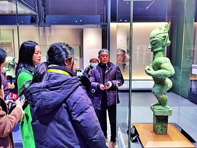 豎披發(fā)青銅人像引人矚目。本報(bào)記者 任鵬攝/光明圖片