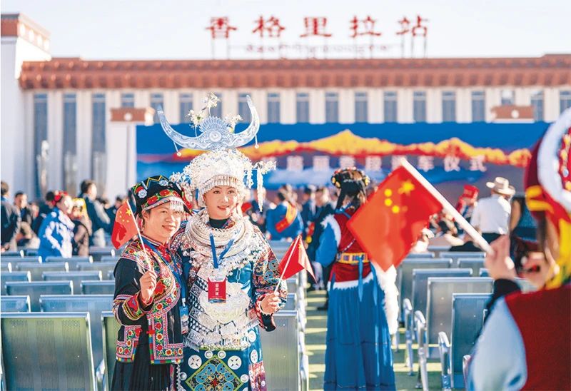 2023年11月26日，麗江至香格里拉鐵路開通運(yùn)營。麗香鐵路起自云南省麗江市玉龍納西族自治縣麗江站，接入云南省迪慶藏族自治州香格里拉市香格里拉站，穿越青藏高原橫斷山區(qū)腹地，途經(jīng)多個民族聚集地。圖為麗香鐵路開通當(dāng)日，參加通車儀式的少數(shù)民族代表拍照留念。 新華社記者 陳欣波/攝