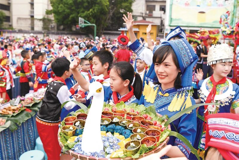 2023年4月20日，廣西南寧市逸夫小學(xué)舉行2023“壯族三月三”暨“鑄牢中華民族共同體意識”主題教育活動。色彩繽紛的民族服裝、民族風(fēng)情濃郁的歌舞表演、多種多樣的特色美食，讓校園處處洋溢著歡樂。 新華社記者 周華/攝