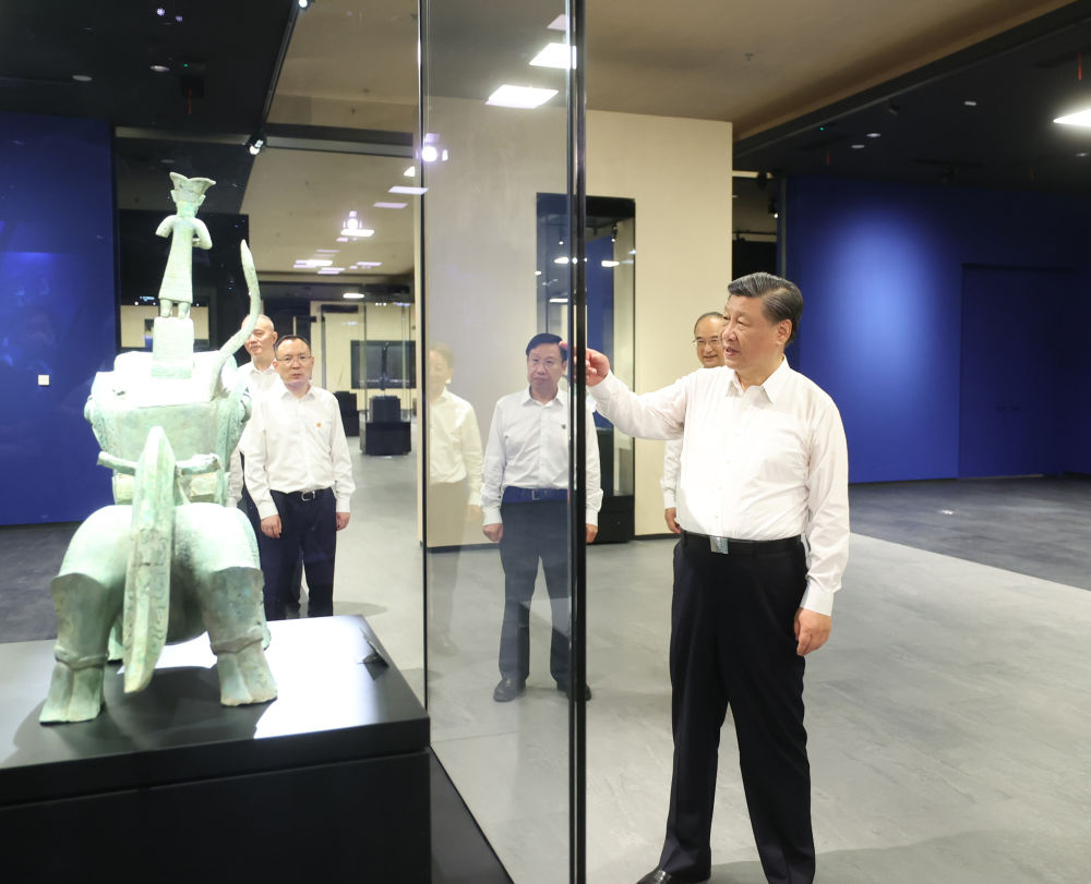 2023年7月26日下午，習近平在位于四川省德陽市廣漢市的三星堆博物館新館參觀。新華社記者 鞠鵬 攝