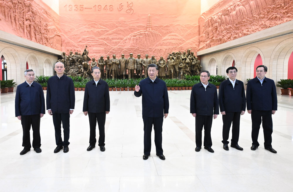 2022年10月27日，習近平在延安革命紀念館參觀《偉大歷程——中共中央在延安十三年歷史陳列》結(jié)束時發(fā)表重要講話。新華社記者 燕雁 攝