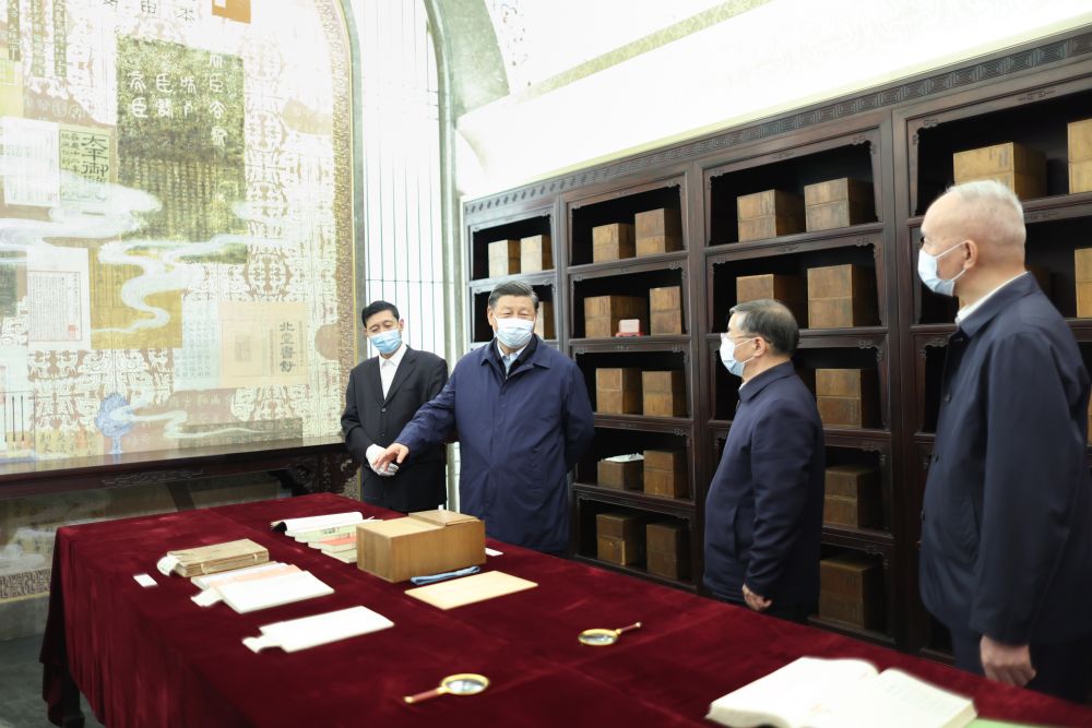 2023年6月1日下午，習近平在位于北京的中國國家版本館考察時，在蘭臺洞庫了解館藏精品版本保存情況。新華社記者 鞠鵬 攝