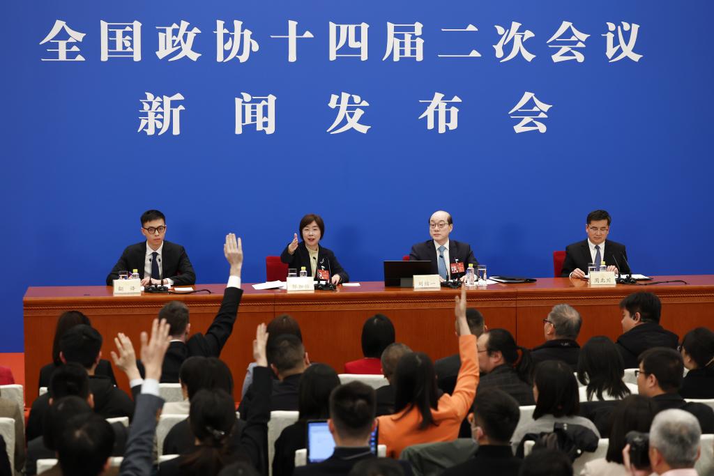 3月3日，全國(guó)政協(xié)十四屆二次會(huì)議新聞發(fā)布會(huì)在北京人民大會(huì)堂舉行。大會(huì)新聞發(fā)言人劉結(jié)一向中外媒體介紹本次大會(huì)有關(guān)情況并回答記者提問(wèn)。這是記者在發(fā)布會(huì)上舉手提問(wèn)。新華社記者 金立旺 攝