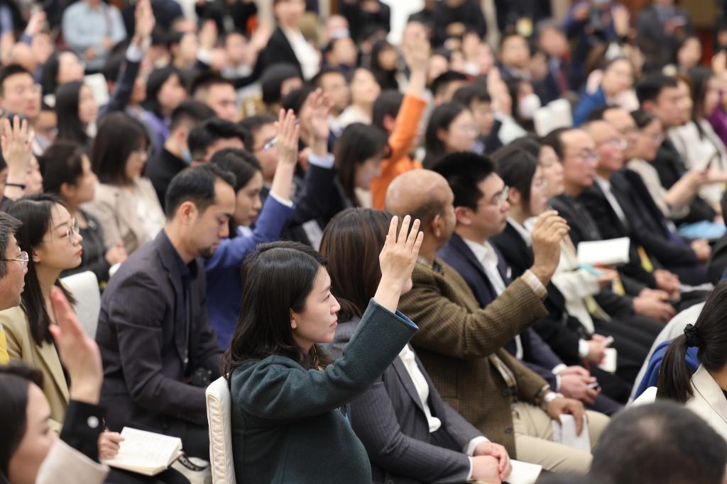 3月3日，全國(guó)政協(xié)十四屆二次會(huì)議新聞發(fā)布會(huì)在北京人民大會(huì)堂舉行。大會(huì)新聞發(fā)言人劉結(jié)一向中外媒體介紹本次大會(huì)有關(guān)情況并回答記者提問(wèn)。這是記者在發(fā)布會(huì)上舉手提問(wèn)。?新華社記者 邢廣利 攝
