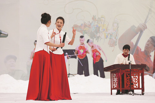 2月21日，演員在河南省平頂山市寶豐縣馬街書(shū)會(huì)表演河南墜子《咱們的中國(guó)節(jié)》。 （新華社發(fā) 何五昌 攝）