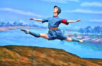 3月2日，演員在表演芭蕾舞劇《紅色娘子軍》。新華社記者 郭程攝