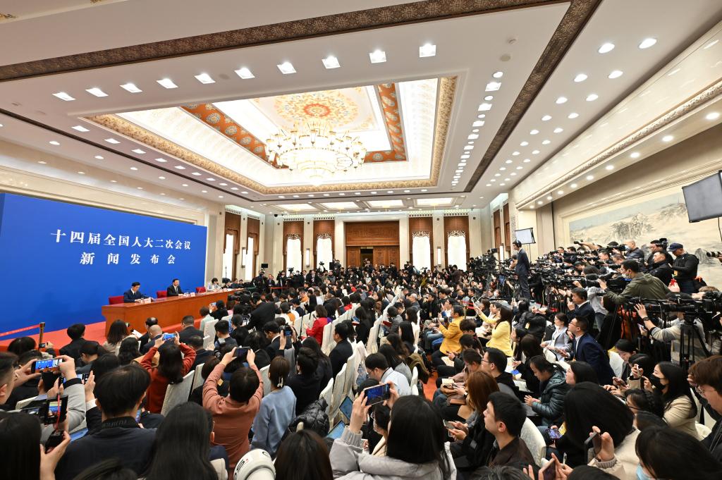 3月4日，十四屆全國人大二次會議在北京人民大會堂舉行新聞發(fā)布會。大會發(fā)言人婁勤儉就大會議程和人大工作相關(guān)問題回答中外記者的提問。 新華社記者 才揚(yáng) 攝
