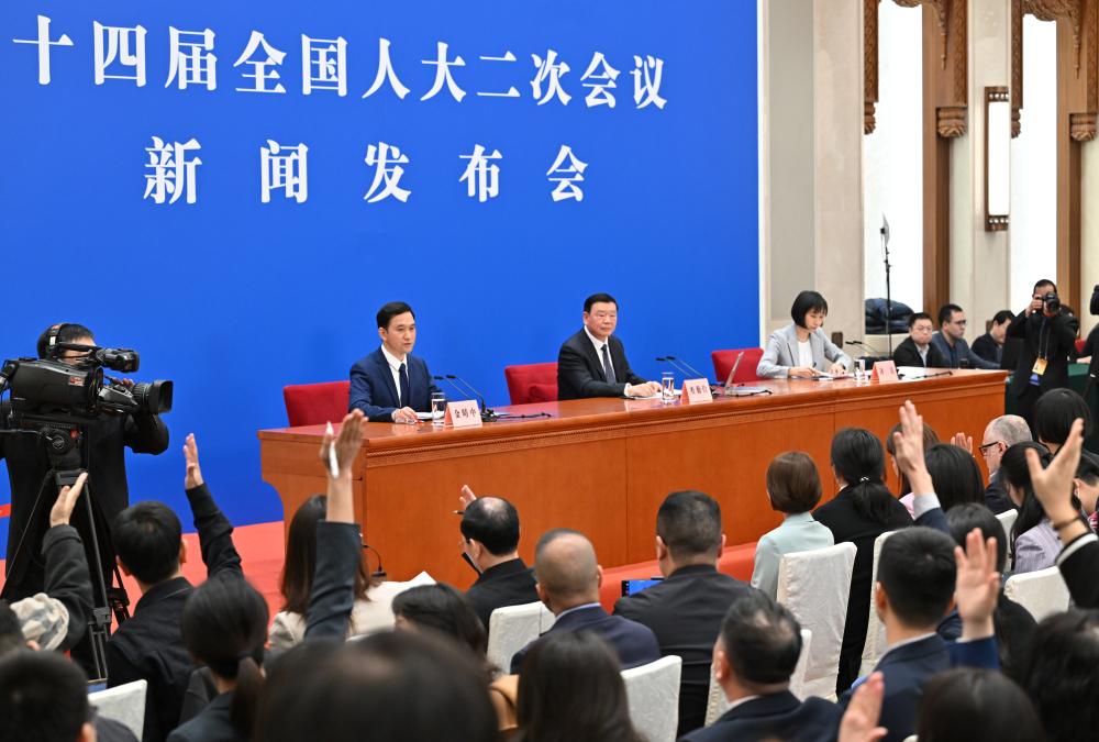 3月4日，十四屆全國人大二次會議在北京人民大會堂舉行新聞發(fā)布會。大會發(fā)言人婁勤儉就大會議程和人大工作相關(guān)問題回答中外記者的提問。這是記者舉手提問。 新華社記者 才揚(yáng) 攝