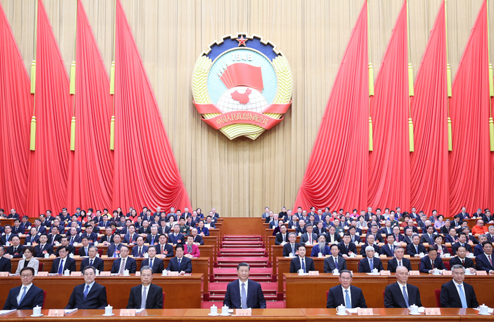 3月4日下午，中國人民政治協(xié)商會議第十四屆全國委員會第二次會議在北京人民大會堂開幕。習(xí)近平等黨和國家領(lǐng)導(dǎo)人到會祝賀。 新華社記者 鞠鵬 攝