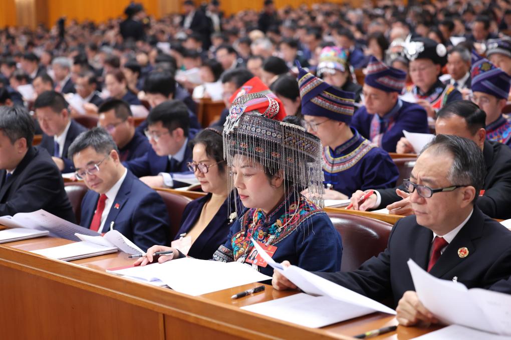 3月5日，第十四屆全國人民代表大會第二次會議在北京人民大會堂開幕。這是代表們在認真聽會。新華社記者 劉衛(wèi)兵 攝