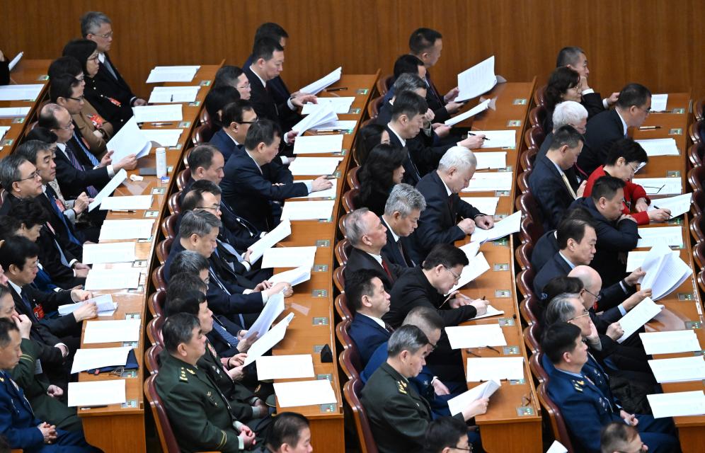 3月7日，全國政協(xié)十四屆二次會議在北京人民大會堂舉行第二次全體會議。這是委員們在認真聽會。?新華社記者 陳曄華 攝