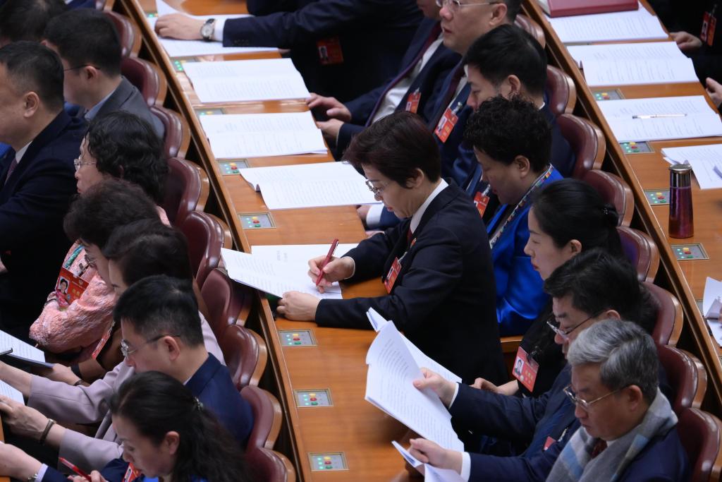 3月7日，全國政協(xié)十四屆二次會議在北京人民大會堂舉行第二次全體會議。這是委員們在認真聽會。?新華社記者 李賀 攝
