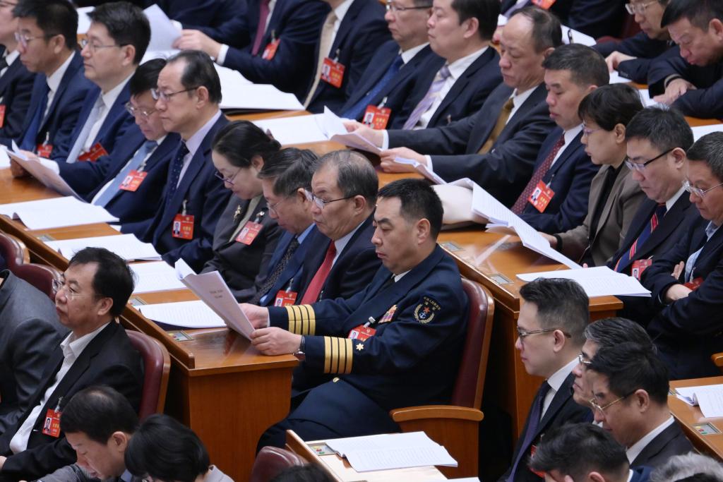 3月7日，全國政協(xié)十四屆二次會議在北京人民大會堂舉行第二次全體會議。這是委員們在認真聽會。?新華社記者 李賀 攝