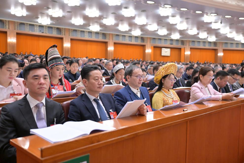 3月7日，全國政協(xié)十四屆二次會議在北京人民大會堂舉行第二次全體會議。這是委員們在認真聽會。