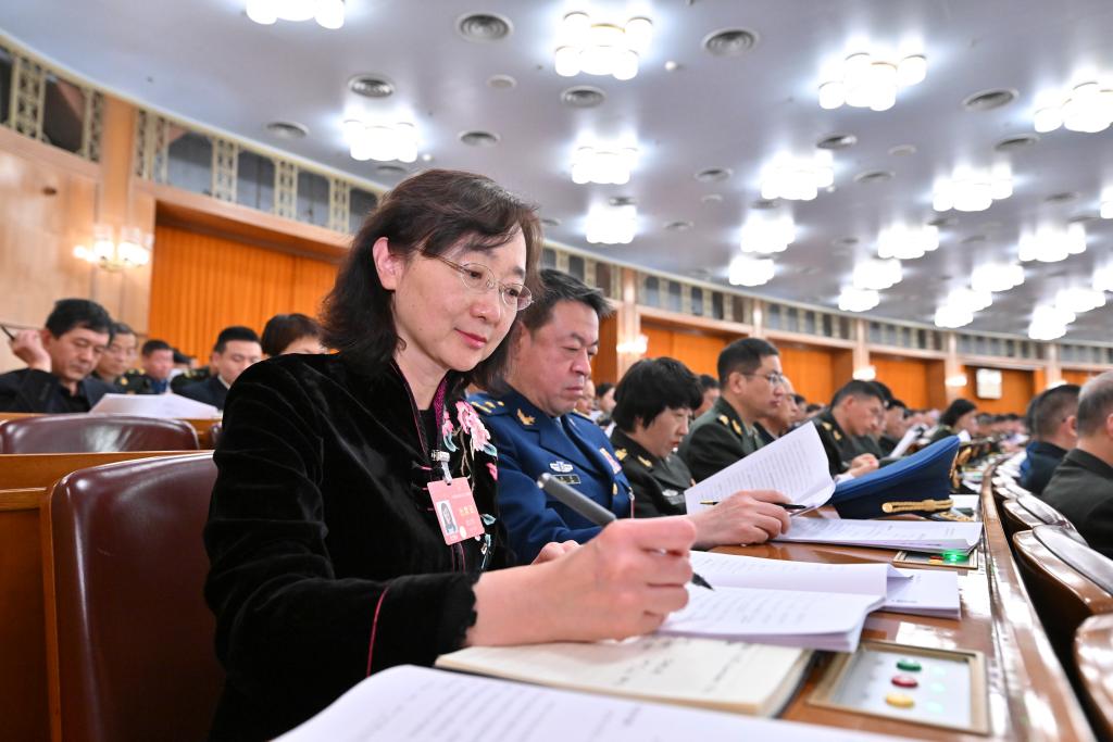 3月8日，十四屆全國人大二次會議在北京人民大會堂舉行第二次全體會議。這是代表們在認真聽會。新華社記者 岳月偉 攝