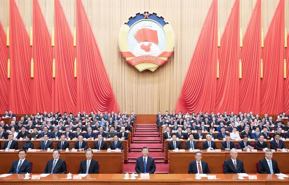 3月10日上午，中國(guó)人民政治協(xié)商會(huì)議第十四屆全國(guó)委員會(huì)第二次會(huì)議在北京人民大會(huì)堂閉幕。這是習(xí)近平、李強(qiáng)、趙樂(lè)際、蔡奇、丁薛祥、李希、韓正在主席臺(tái)就座。新華社記者 黃敬文 攝