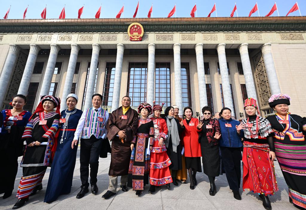 3月10日，中國人民政治協(xié)商會議第十四屆全國委員會第二次會議在北京人民大會堂舉行閉幕會。這是閉幕會后，委員們走出人民大會堂。新華社記者 陳曄華 攝
