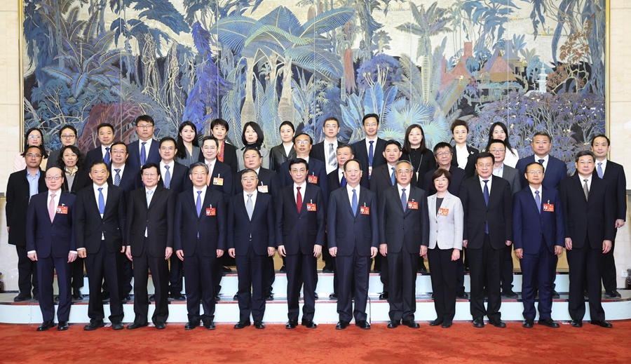 3月10日上午，中共中央政治局常委、全國政協(xié)主席王滬寧在北京人民大會堂看望參加全國政協(xié)十四屆二次會議宣傳報道的新聞工作者代表，代表全國政協(xié)向大家表示誠摯慰問和衷心感謝。新華社記者 黃敬文 攝
