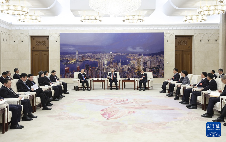 3月11日下午，中共中央政治局常委、全國人大常委會委員長趙樂際在北京人民大會堂看望參加十四屆全國人大二次會議新聞報道的中央主要新聞單位負責同志和新聞工作者，代表大會主席團和全國人大常委會，向參加大會新聞報道的全體新聞工作者表示問候和感謝。新華社記者 姚大偉 攝