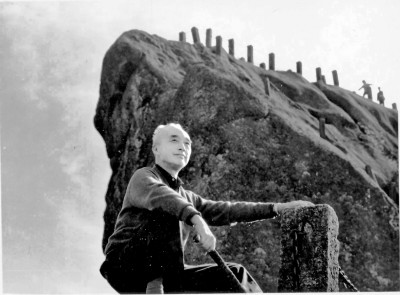 王朝聞，1909年出生，2004年去世，四川合江人。美學(xué)家、藝術(shù)理論家、雕塑家、藝術(shù)教育家。1932年考入杭州藝專；1940年赴延安，在魯迅藝術(shù)文學(xué)院進(jìn)行雕塑創(chuàng)作與教學(xué)；新中國成立后，曾任中央美術(shù)學(xué)院教授兼副教務(wù)長，中國美術(shù)家協(xié)會副主席，中華全國美學(xué)學(xué)會會長，《美術(shù)》雜志主編，文化部文學(xué)藝術(shù)研究院（今中國藝術(shù)研究院）副院長。著有《新藝術(shù)創(chuàng)作論》《一以當(dāng)十》《論鳳姐》《審美談》《審美心態(tài)》《雕塑雕塑》等。