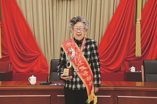 全國三八紅旗手標(biāo)兵、中國文化國際傳播研究院院長黃會林