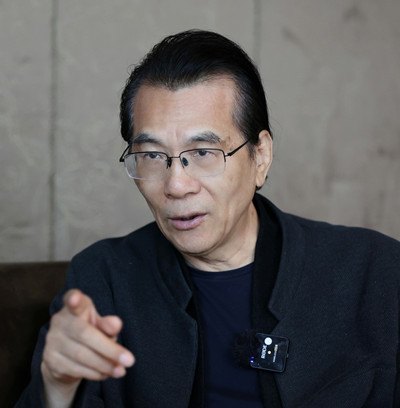 何建明，中國作家協(xié)會第七、八、九屆駐會副主席?，F(xiàn)為中國作家協(xié)會報告文學委員會主任，中央社會主義學院教授、上海大學中國創(chuàng)意寫作研究院院長。三次獲得魯迅文學獎，六次獲得中宣部“五個一工程”獎，多次獲得全國優(yōu)秀報告文學獎、徐遲報告文學獎、“中國好書”等獎項，首位獲得俄羅斯國家圖書獎的中國作家。