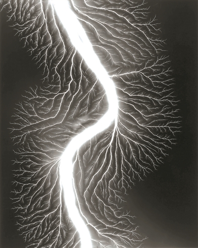 杉本博司，《放電場(chǎng)225》，2009，明膠銀鹽相紙，149.2×119.4cm。公式Hiroshi Sugimoto，圖片由藝術(shù)家提供