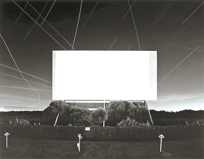 杉本博司，《尤寧城汽車影院，尤寧城》，1993，明膠銀鹽相紙，119.4×149.2cm。公式Hiroshi Sugimoto，圖片由藝術(shù)家提供