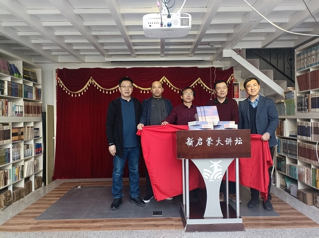 丁丁、譚五昌、陸健、黃建華、朱鋼為新書《青年詩歌年鑒2022年卷》揭幕。