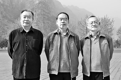 北京師范大學文藝學研究中心“三老”程正民（右）、童慶炳（中）、李壯鷹在一次學術會議上合影。