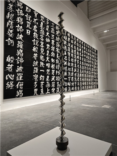 杉本博司脫胎于數(shù)理模型的雕塑作品《數(shù)理模型002 迪尼曲面》。藝術(shù)家將數(shù)學公式輸入計算機，控制精密銑床，以不銹鋼為材料制作具備形態(tài)之美的“數(shù)理模型”，貫徹了將無形之物具象化的理念。
