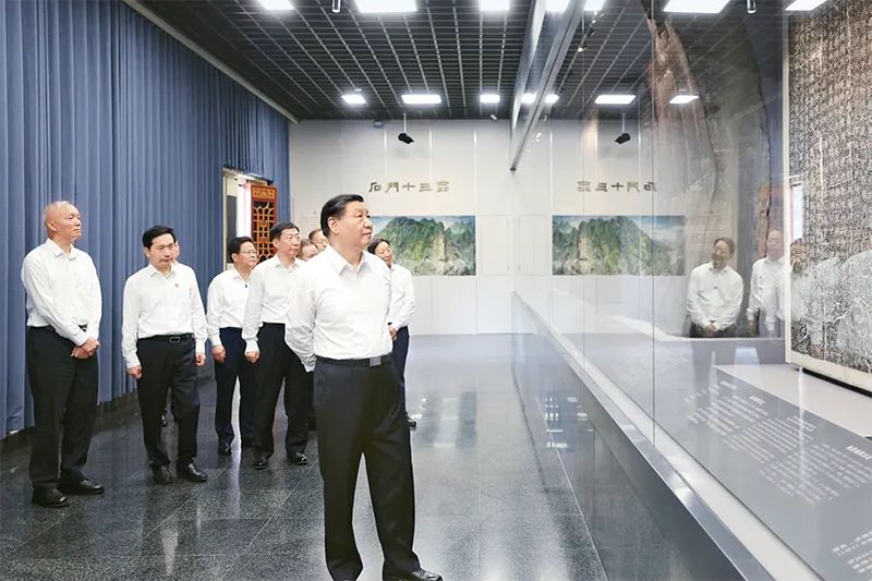 2023年7月29日，中共中央總書記、國(guó)家主席、中央軍委主席習(xí)近平在四川考察結(jié)束返京途中，來到陜西省漢中市考察。這是習(xí)近平參觀漢中市博物館有關(guān)歷史文物展陳。 新華社記者 鞠鵬/攝
