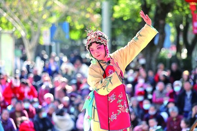 在湖南資興市人民廣場，演員在舞臺(tái)上表演花鼓戲。新華社發(fā)